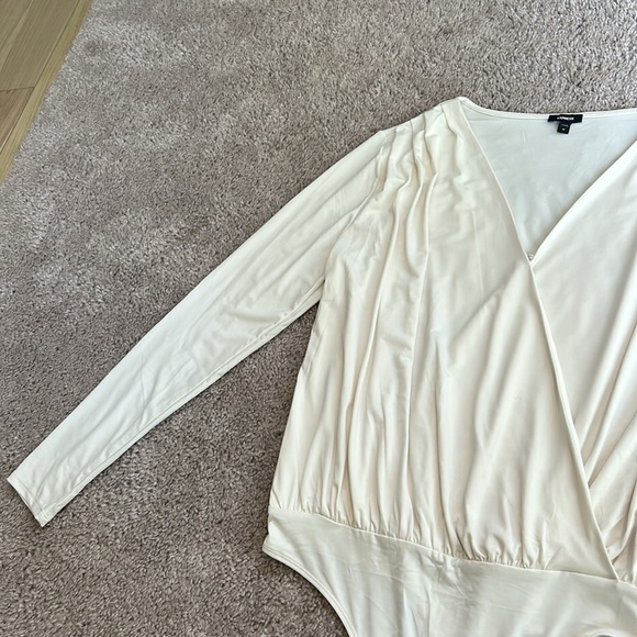 Express Off White Long Sleeve V-Neck Bodysuit - Picture 2 of 5